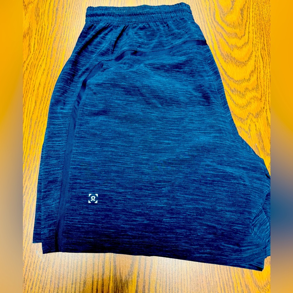 Lululemon Men’s 7inch linerless shorts like new navy blue